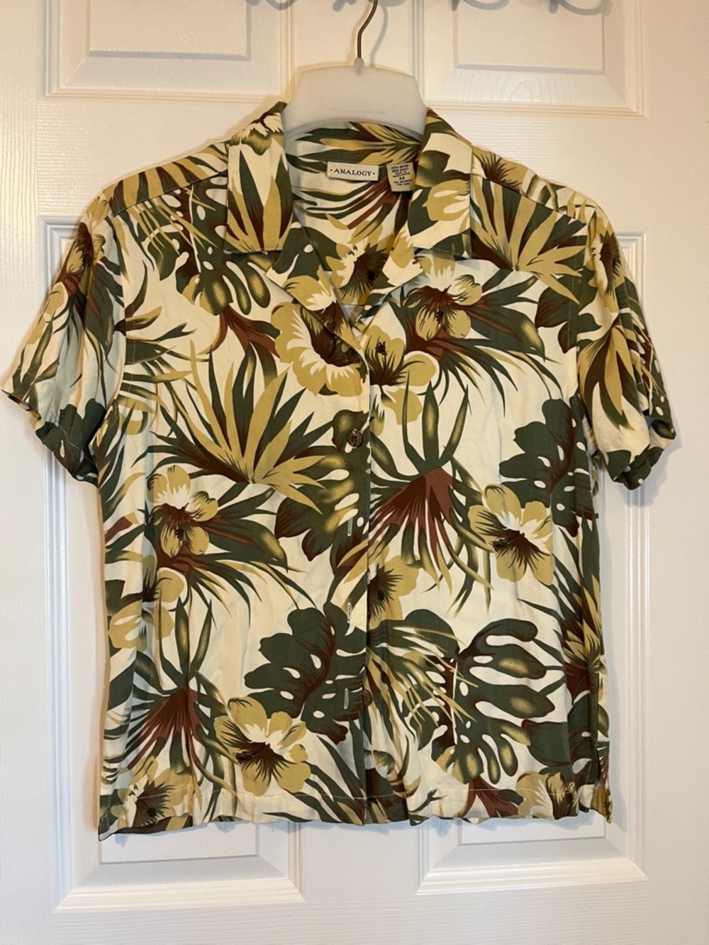 Analog Vintage Short-Sleeve Tropical Print Camp Shirt in Green and Cream